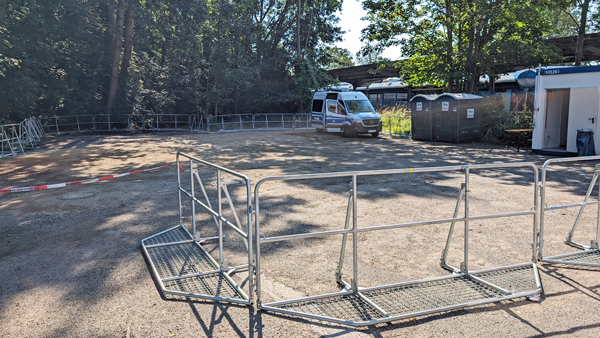 Bundespolizeiinspektion Kiel hatte wie in den Vorjahren am Strandbahnhof Travemünde eine „mobile Wache“ am Strandbahnhof aufgebaut. Foto: Helge Normann