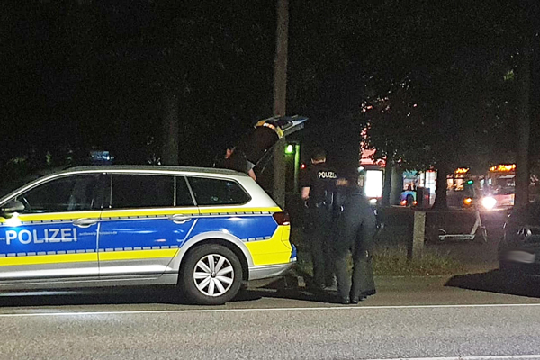 Mehrere Streifenwagen waren nach dem Streit im Einsatz. Fotos: Oliver Klink