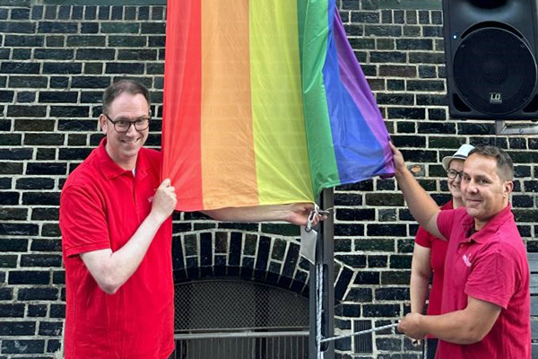 Vor dem Rathaus wurde die Flagge der LSBTIQ-Community aufgezogen. Foto: HL