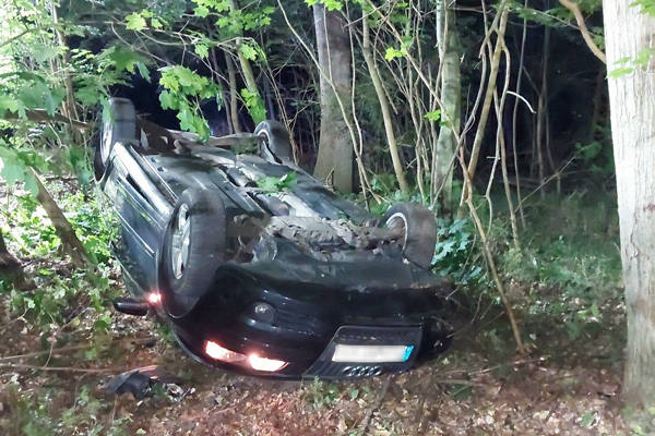 Der Ostholsteiner und sein gleichaltriger Beifahrer wiesen nur marginale Verletzungen auf, kamen aber vorsorglich zur Untersuchung in ein Krankenhaus. Foto: Polizei