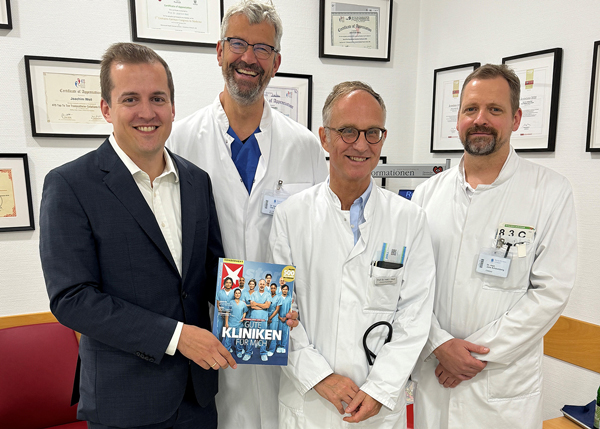 Geschäftsführer Dr. Christian Frank freut sich gemeinsam mit Dr., med. Olaf Krahnefeld, Prof. Dr. med. Joachim Weil, und Dr. med. Jens Schaumberg, über die Auszeichnung. Foto: Sana Kliniken Lübeck