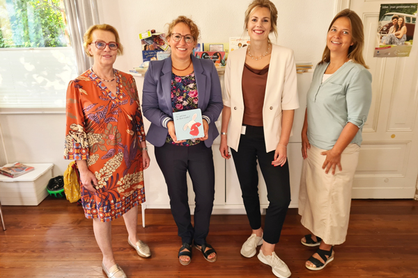 Senatorin Monika Frank, Jasmin Schulze vom Verbund Kindertagespflege, Martina Wagner von der Gemeinnützigen Sparkassenstiftung und Hebamme Anne-Kathrin Stein stehen mit den Willkommensbesuchen jungen Eltern zur Seite. Foto: Diakonie