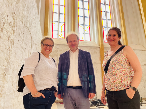 Kurz vor Abschluss der Sanierungsarbeiten inspizierten Bau-Chefin Liane Kreuzer, Kirchenmusiker Johannes Unger und Pastorin Inga Meißner die Briefkapelle. Fotos: Kirchengemeindeverband Innenstadt Lübeck