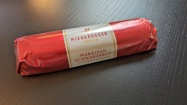 Wie angekündigt, erhalten alle teilnehmenden Schüler die Menge an Marzipan, die ihre Papierbrücke tragen kann. Niederegger stellt größere Mengen Marzipan bereit. Foto: Helge Normann