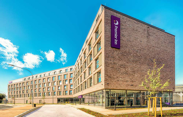 Mit dem Premier Inn Lübeck City Centre eröffnete die Hotelkette ihr bereits zweites Hotel in der „Stadt der Sieben Türme“ und ihr 57. Haus in Deutschland. Foto: Premier Inn