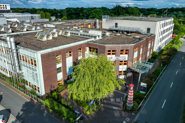 Luftaufnahme der Klinik für Kinder- und Jugendmedizin des UKSH, Campus Lübeck, mit dem Leuchtturm am Eingang. Foto: UKSH