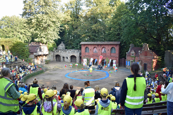 Rund 930 Kinder haben in der Freilichtbühne den Weltkindertag gefeiert. Auf der Bühne boten Schauspieler ein Minitheaterstück und Lieder zum Mitsingen. Fotos: Kitawerk