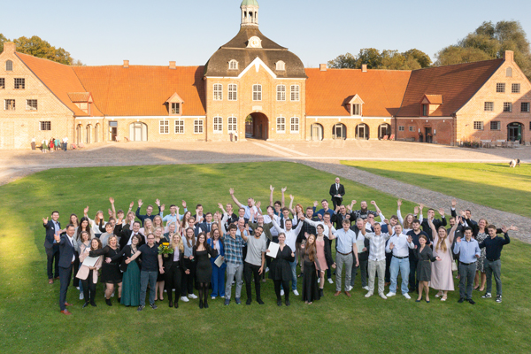 Die besten Auszubildenden des IHK-Bezirks Lübeck im Jahr 2024 vor dem Kultur Gut Hasselburg. Foto:  Guido Kollmeier