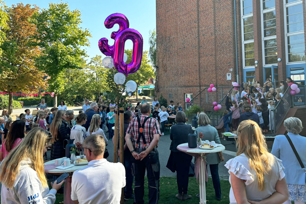 Die Offene Ganztagsschule (OGS) an der Stadtschule Travemünde feierte ein fröhliches Fest anlässlich ihres 30-jährigen Bestehens. Fotos: OGS