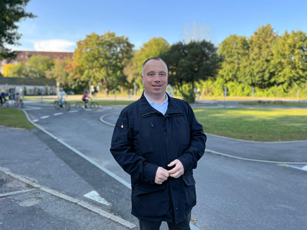 Jens Zimmermann, Bürgerschaftsmitglied und jugendpolitischer Sprecher der Lübecker CDU-Fraktion, besuchte Jugendverkehrsschule am Meesenring. Foto: CDU