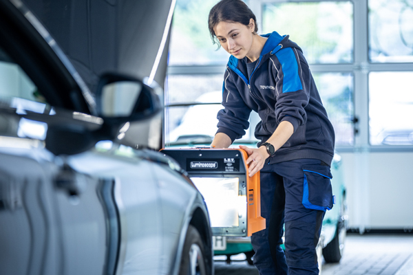 Die TÜV NORD Station Lübeck bietet im gesamten Oktober einen kostenlosen Lichtcheck für Autos und Motorräder an. Foto: TÜV NORD