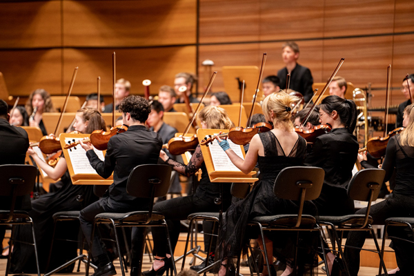 Das Sinfonieorchester der Musikhochschule Lübeck eröffnete mit einem Konzert in der MuK das neue Semester. Foto: Maximilian Busch