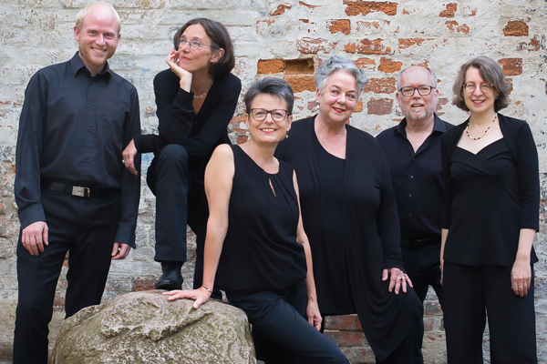 Das Vokal-Ensemble Viva Voce Lübeck lädt am Samstag, 12.10.2024, um 17:00 Uhr zu einem besonderen musikalischen Nachmittag in die Lübecker St. Thomaskirche. Foto: Ensemble