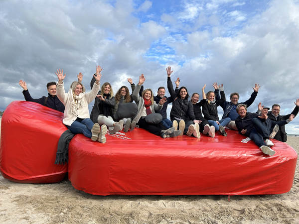 Die Touristiker der Ostseeküste freuen sich über ihr neues Marketing-Projekt, eine riesige Wärmflasche, hier am Strand von Travemünde. Fotos: www.ostsee-schleswig-holstein.de