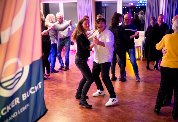 An vier Terminen bringt Tanzlehrer Rasoul in Sierksdorf die Grundschritte von Salsa über Bachata bis Merengue bei. Foto: www.luebecker-bucht-ostsee.de