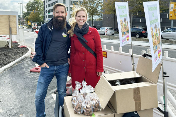 GAL-Bürgerschaftsmitglied Juleka Schulte-Ostermann und Ronald Thorn verteilten Marzipan am Zuweg zu dem Eröffnungsevent der Bahnhofsbrücke Lübeck. Foto: GAL