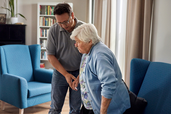 Im „Kurs für pflegende Angehörige und Ehrenamtliche“ erlernen die Teilnehmer wichtige Handgriffe und Tätigkeiten für den Pflegealltag. Foto: Johanniter