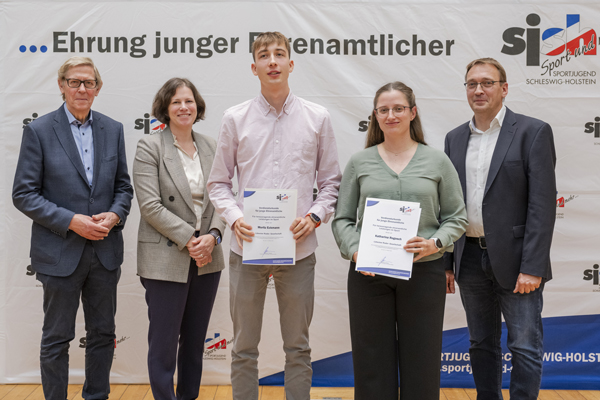 Hans-Jakob Tiessen (LSV-Präsident), Kristina Herbst (Landtagspräsidentin), Moritz Eckmann, Katharina Rogosch und Matthias Hansen (sjsh-Vorsitzender). Foto: Frank Peter