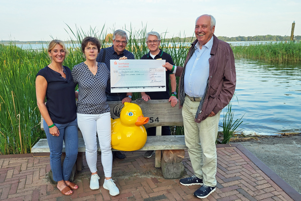 Scheckübergabe mit Dr. Bettina Schwarz, Kerstin Kummer, Kai Grünhagen, Wolfgang Tengler und Klaus Jung. Foto: Rotary