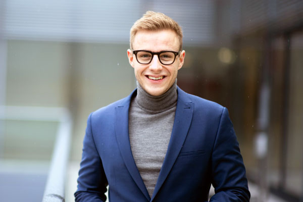 Der Bundestagsabgeordnete Bruno Hönel (Grüne) verschenkt am Samstag die kleinen Präsente, die an sein Büro gesendet wurden. Foto: Kilian Vitt