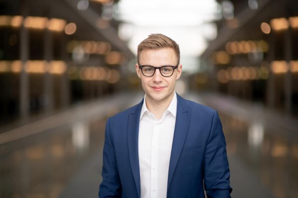 Der grüne Bundestagsabgeordnete Bruno Hönel setzt sich für bessere Arbeits- und Lohnbedingungen für Beschäftigte in der sozialen Arbeit ein. Foto: Kilian Vitt