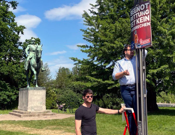 Markus Ameln und Tarek Kayser von den Jusos Lübeck im EU-Wahlkampf unter den wachsamen Blicken des Kaisers. Foto: Jusos