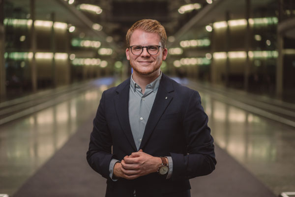 Der Lübecker Bundestagsabgeordnete Tim Klüssendorf stellt die Beschlüsse vor. Foto: Fionn Große