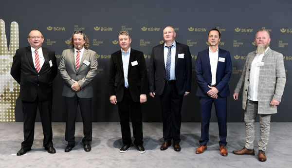 Karsten Brüning (LHG-Terminalleiter Stadthäfen) und Michael Sorg (Fachkraft für Arbeitssicherheit) mit den vier Rettern Lorenz Wilhelm, Jörg Kessner, René Schlottmann und Marco Jöhnck. Foto: LHG