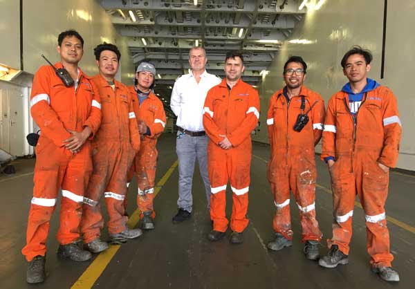 Die internationale Crew der Genca mit Kapitän Jan Hoek (Mitte) versteht sich als Familie. Foto: DSM HL