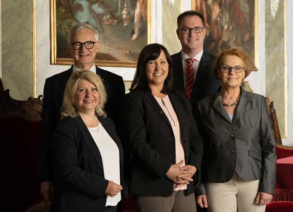 Bürgermeister Jan Lindenau und die Senatoren Joanna Hagen, Pia Steinrücke, Monika Frank sowie Ludger Hinsen laden zur Stadtteilkonferenz ein. Foto: Stefan Schenk.