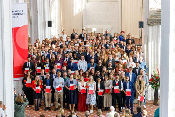 Die über 400 Absolventen wurden in der Hochschulkirche St. Petri verabschiedet. Foto: TH Lübeck