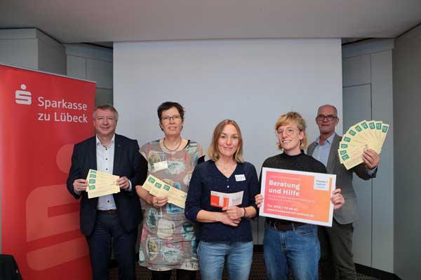 Die Lübecker Frauenberatungsstellen haben das Angebot gemeinsam mit dem Vorstandsvorsitzenden der Lübecker Sparkassen, Frank Schumacher, und Senator Sven Schindler vorgestellt. Foto: Lutz Roeßler