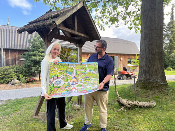 Der Friedhofsbeauftragte Bernd K. Jacob bringt die Wimmelbildposter persönlich zu den Friedhöfen. Hier mit Verwaltungsleiterin Annett Topaloglu. Foto: KKLL