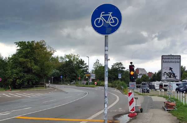 Eine Ampel sorgt dafür, dass die Linienbusse die engen Einmündungen auf der Umleitungsstrecke nutzen können. Fotos: STE