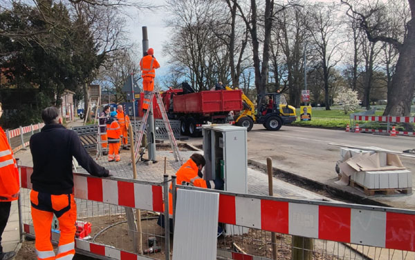 Die neue Ampel soll die Erreichbarkeit der neuen Brücke verbessern. Fotos: STE