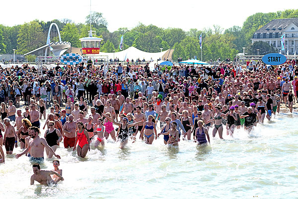 Rekord: 550 Freiwillige rannten am Samstag gleichzeitig in die 13,3 Grad kalte Ostsee. Fotos: Karl Erhard Vögele