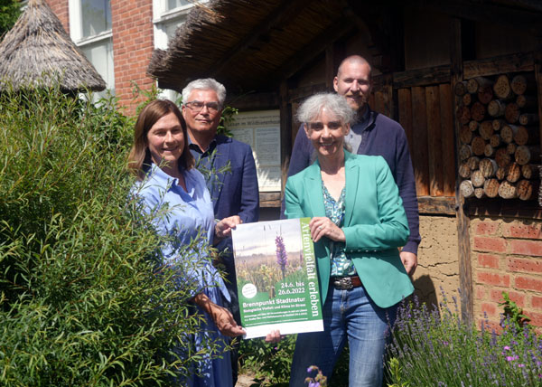 Annette von Gerlach-Zapf (Umwelt-, Natur- und Verbraucherschutz), der Leitende Direktor der Lübecker Museen Prof. Dr. Hans Wißkirchen, Museumsleiterin Dr. Susanne Füting und Jan Lobik (Team Naturschutz) stellten das Programm vor. Foto: JW