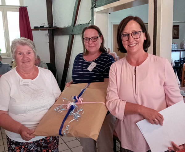 Senatorin Pia Steinrücke (rechts) besuchte die Senioren-Freizeit in Brodten und überreichte ein Gastgeschenk an die ehrenamtlichen Unterstützerinnen. Fotos: Tom Stender/AWO