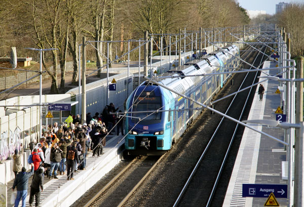 An der Zufahrt zum neuen Bahnhaltepunkt wird weiter gearbeitet.