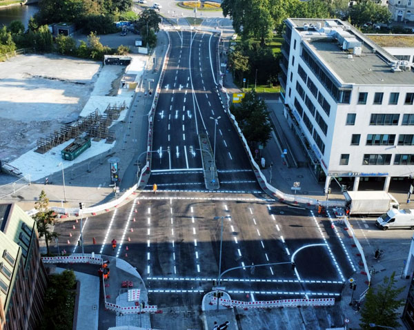 Am Sonntagnachmittag war die neue Asphaltschicht fertig. Fotos: STE