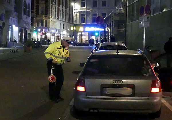 In der Beckergrube gab es an diesem Wochenende nächtliche Kontrollen der durchfahrenden Fahrzeuge. Fotos: STE