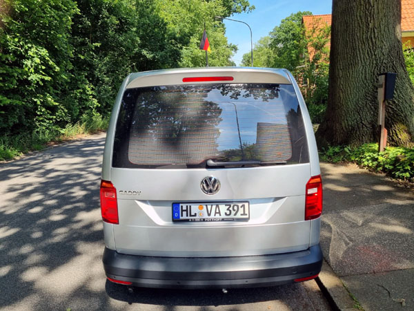 Fußball-Fähnchen und Blitz-Anlage vorne im Fahrzeug: Das Erkennen von Blitzern ist in Lübeck schwierig geworden. Foto: Harald Denckmann