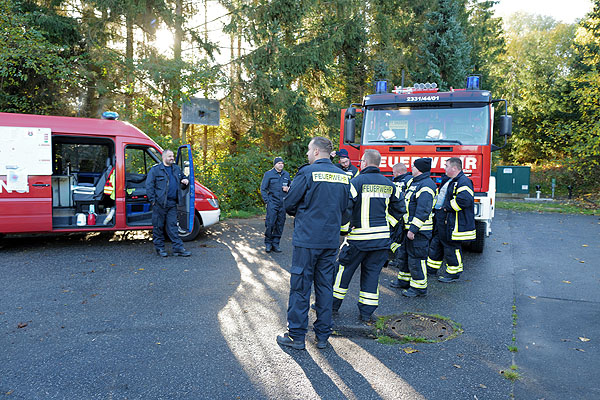 Freiwillige Feuerwehr und Polizei sicherten den Bereich um die Weltkriegsbombe. Fotos: Karl Erhard Vögele