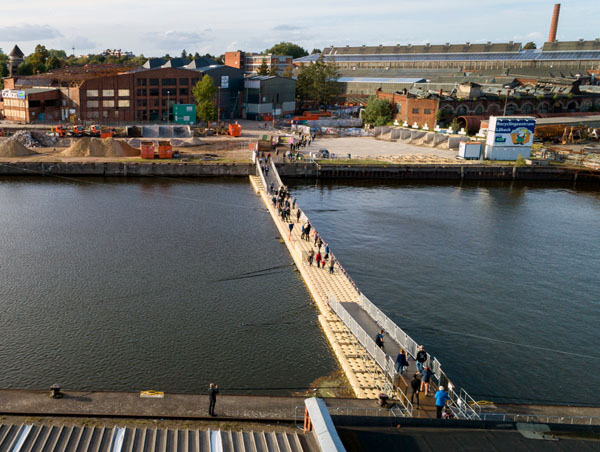 Die Brücke hatte drei Wochen lang den Stadtgraben überquert. Foto: ArchitekturForum Lübeck