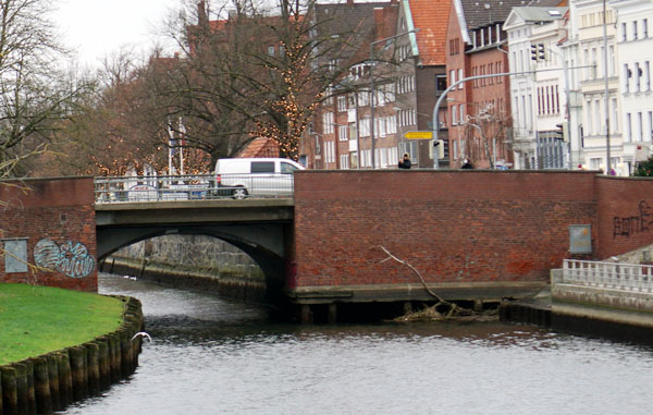 Die Holstentorbrücke kann ohne größere Verkehrsbehinderungen saniert werden. Foto: JW/Archiv