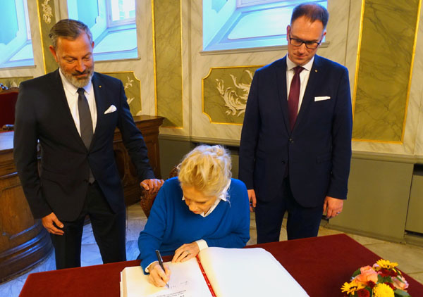 Am Samstag trug sich Schauspielerin Liv Ullmann ins Goldene Buch der Hansestadt Lübeck ein. Fotos, O-Ton: Harald Denckmann