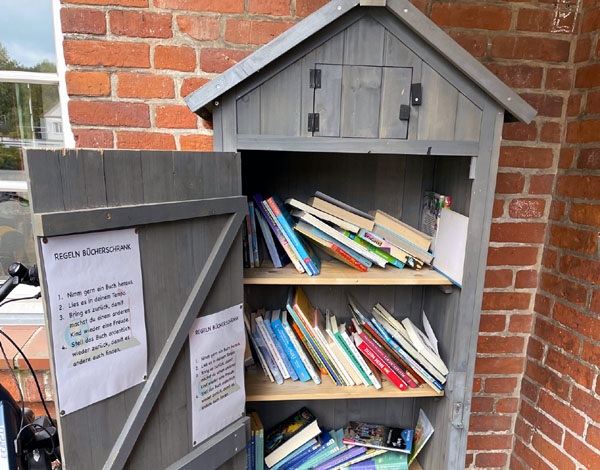 Der Bücherschrank gibt über QR-Codes auch ergänzende digitale Inhalte. Foto: Stadtschule