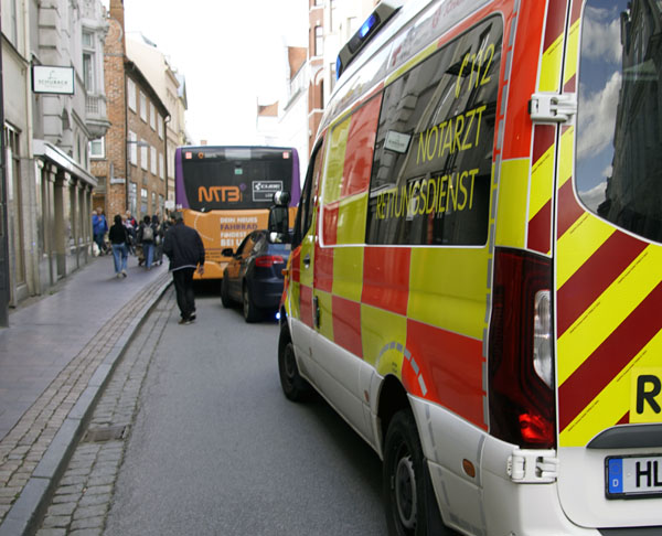 Drei Rettungswagen waren im Einsatz. Es gab zum Glück nur Leichtverletzte. Fotos: VG