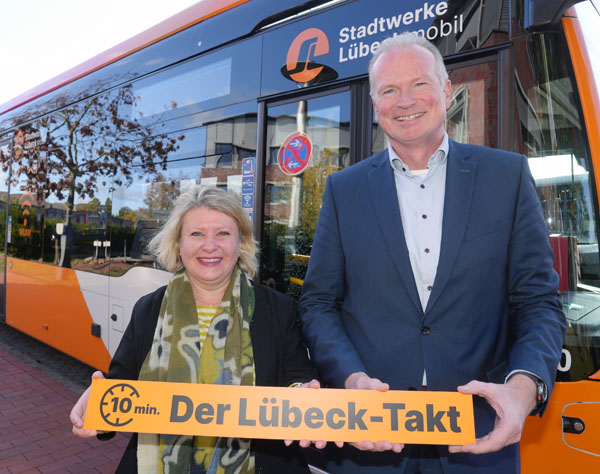 Bausenatorin Joanna Hagen und  Andreas Ortz, Geschäftsführer der SWL mobil GmbH, stellten am Freitag den neuen Fahrplan vor. Foto: JW