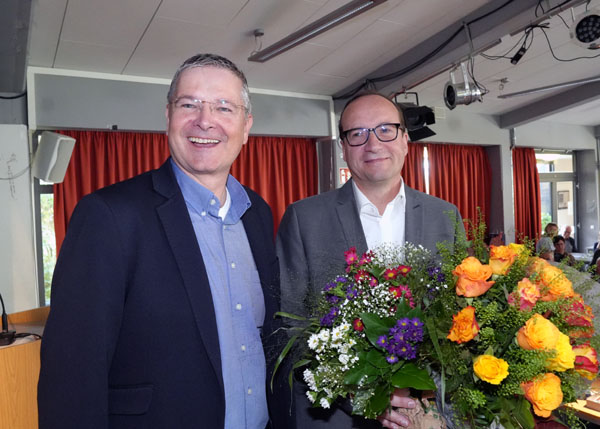 Der CDU Kreisvorsitzende Dr. Hermann Junghans gratulierte Christopher Lötsch zur Nominierung als Direktkandidat für die Bundestagswahl. Foto: JW